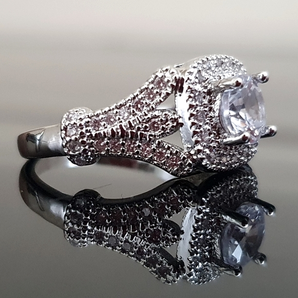 Chic Designer Silver Jewelry Set - Picture 4 of 9